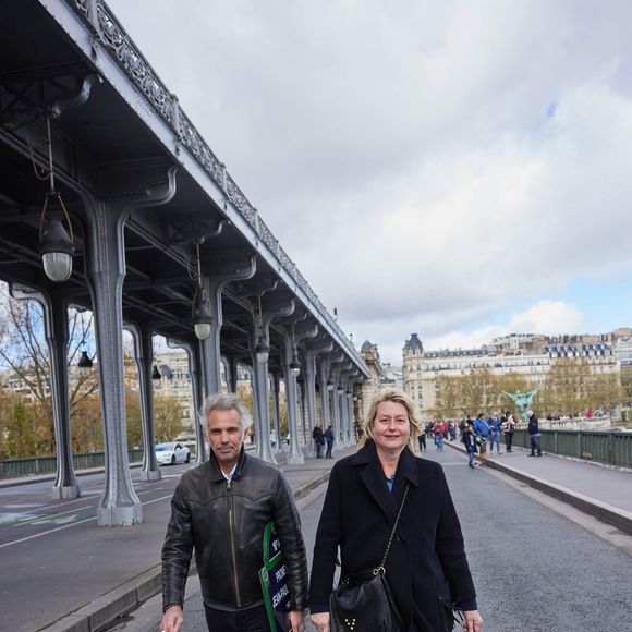 Paul Belmondo, Luana - Inauguration de "La promenade Jean-Paul Belmondo" au terre-plein central du pont de Bir-Hakeim, ouvrage public communal situé sous le viaduc du métro aérien, à Paris (15e, 16e) le 12 avril 2023. © Cyril Moreau/Bestimage