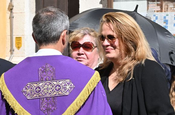 Violette Petrucciani (mère de Loana), Delphine, une amie proche de Loana - Obsèques de Loana Petrucciani en la cathédrale Sainte-Réparate à Nice le 10 avril 2026. L'ancienne star de téléréalité a été retrouvée morte dans son appartement niçois par les autorités, le 25 mars dernier. © Bruno Bebert/Bestimage