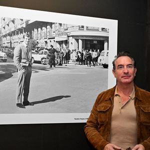 Exclusif - Jean Dujardin, ému, au cinéma Jean Paul Belmondo à Nice, le 7 octobre 2025, où il a rendu hommage à son idole alors qu'il était avec le réalisteur Jan Kounen et l'actrice Marie Josée Croze, pour présenter en avant première, le film L'homme qui retrécit.

© Bruno Bebert / Bestimage