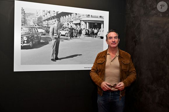 Exclusif - Jean Dujardin, ému, au cinéma Jean Paul Belmondo à Nice, le 7 octobre 2025, où il a rendu hommage à son idole alors qu'il était avec le réalisteur Jan Kounen et l'actrice Marie Josée Croze, pour présenter en avant première, le film L'homme qui retrécit.

© Bruno Bebert / Bestimage