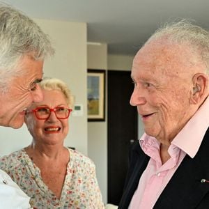 Exclusif - P¨rix Spécial - No Web - Rendez-vous avec Philippe Bouvard et sa femme Colette à leur domicile à Cannes, France, le 24 août 2022, pour une interview avec Cyril Viguier pour TV5 Monde. © Bruno Bebert/Bestimage