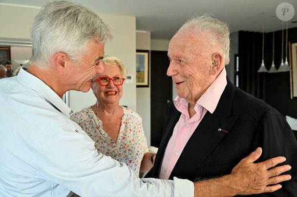 Exclusif - P¨rix Spécial - No Web - Rendez-vous avec Philippe Bouvard et sa femme Colette à leur domicile à Cannes, France, le 24 août 2022, pour une interview avec Cyril Viguier pour TV5 Monde. © Bruno Bebert/Bestimage