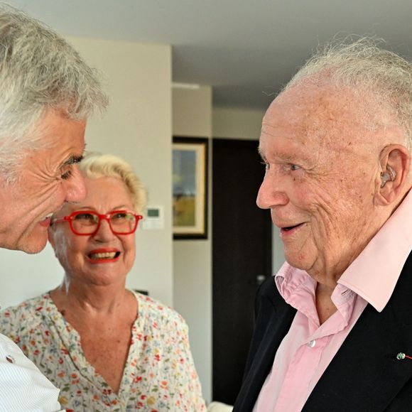 Exclusif - P¨rix Spécial - No Web - Rendez-vous avec Philippe Bouvard et sa femme Colette à leur domicile à Cannes, France, le 24 août 2022, pour une interview avec Cyril Viguier pour TV5 Monde. © Bruno Bebert/Bestimage