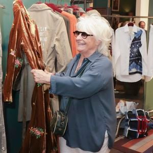 Loin de l’effervescence parisienne, cet environnement verdoyant est devenu pour la violoniste et compositrice un havre de paix où elle se ressource en toute simplicité. 

Catherine Lara à Paris le 7 septembre 2022.
Photo par Jack Tribeca / Bestimage