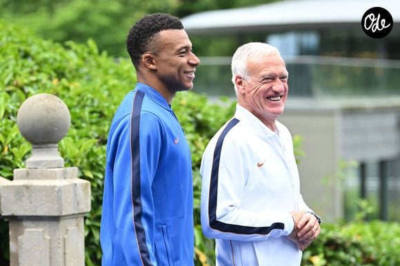 Kylian Mbappé et le sélectionneur français Didier Deschamps - Le président français et la Première dame visitent le Centre national du football à Clairefontaine, près de Paris, en France, le 2 juin 2026. © Jeanne Accorsini/Pool/Bestimage