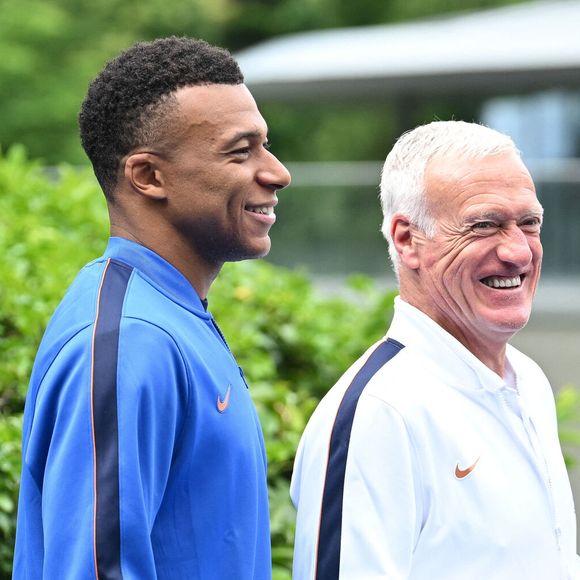 Kylian Mbappé et le sélectionneur français Didier Deschamps - Le président français et la Première dame visitent le Centre national du football à Clairefontaine, près de Paris, en France, le 2 juin 2026. © Jeanne Accorsini/Pool/Bestimage