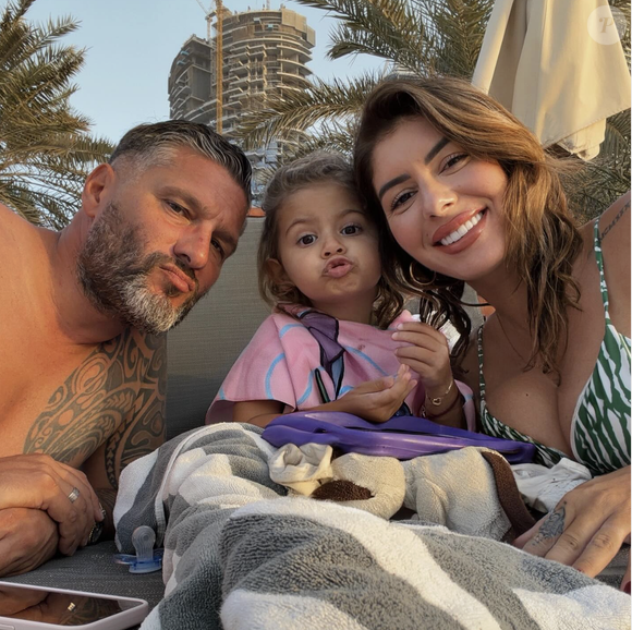 Rappelons que Sarah Lopez et Gérald Martinez sont tombés amoureux durant l'été 2022. Plus âgé qu’elle de douze ans, l'homme d'affaires est déjà papa de deux enfants, Maiwenn et Enzo, issus d'une précédente relation.

Sarah Lopez mariée au restaurateur Gerald Martinez.
