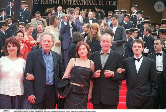 Emilie Dequenne avec les frères Dardenne en 1999 à Cannes pour la projection de "Rosetta"
©RINDOFF-JACOVIDES-FIZET / BESTIMAGE