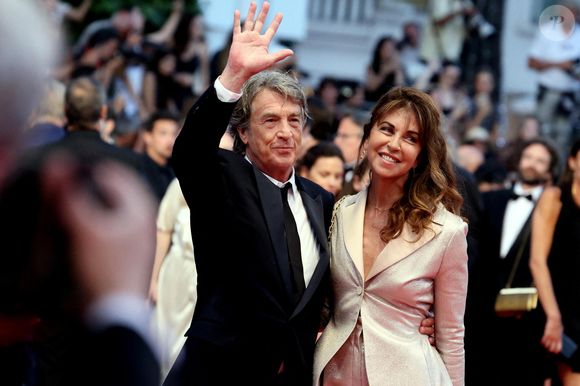 François Cluzet et sa femme Narjiss Slaoui-Falcoz à la montée des marches du film « Mascarade  » lors du 75ème Festival International du Film de Cannes. Le 27 mai 2022. © Dominique Jacovides / Bestimage