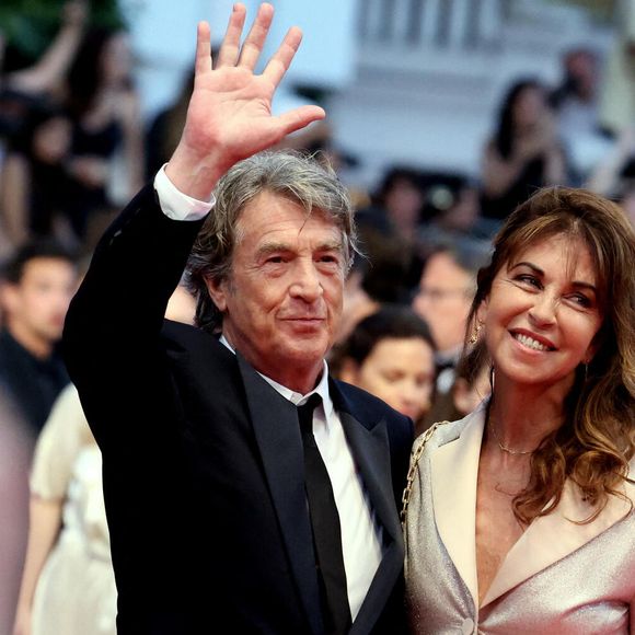 François Cluzet et sa femme Narjiss Slaoui-Falcoz à la montée des marches du film « Mascarade  » lors du 75ème Festival International du Film de Cannes. Le 27 mai 2022. © Dominique Jacovides / Bestimage