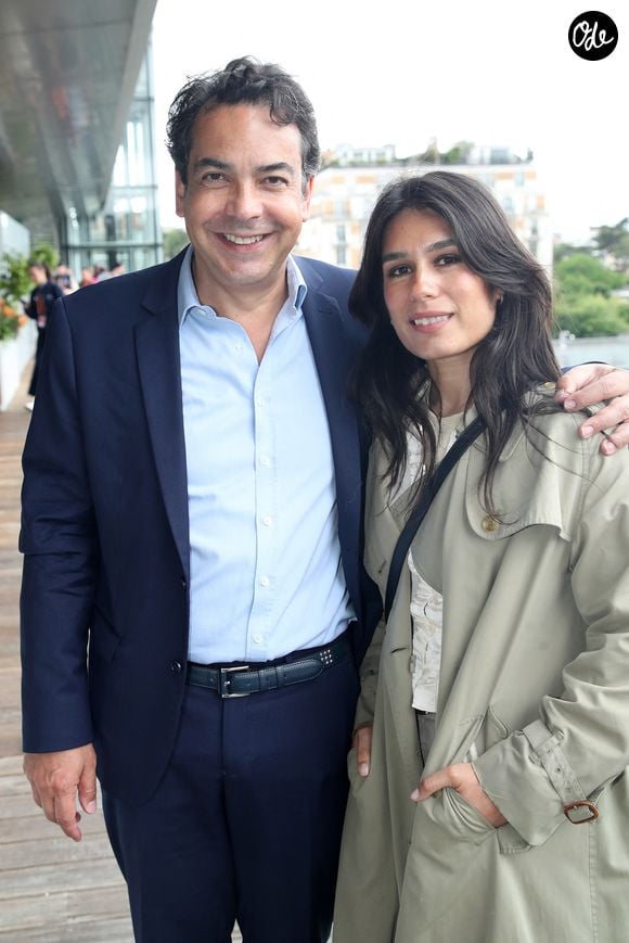 Patrick Cohen et Émilie Tran Nguyen lors du déjeuner dans la loge de France Télévisions lors des Internationaux de France de Tennis de Roland Garros 2025 - Jour 04, à Paris le 28 mai 2025. 

© Bertrand Rindoff / Bestimage