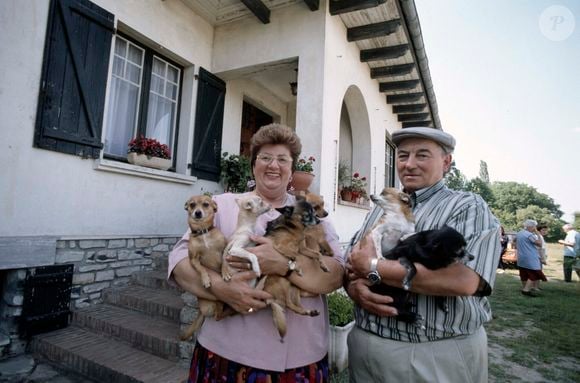 Quatre ans après la disparition de son mari surnommé Pierrot en 2020
Archives - En France, à Rion-des-Landes, lors de la fête organisée par Maïté (Marie-Thérèse Ordonez) pour tout son village, à l'occasion de la sortie du film  LE FABULEUX DESTIN DE MADAME PETLET, et son mari Jean-Pierre Ordonez dit "Pierrot" devant leur maison le 18 juin 1995.