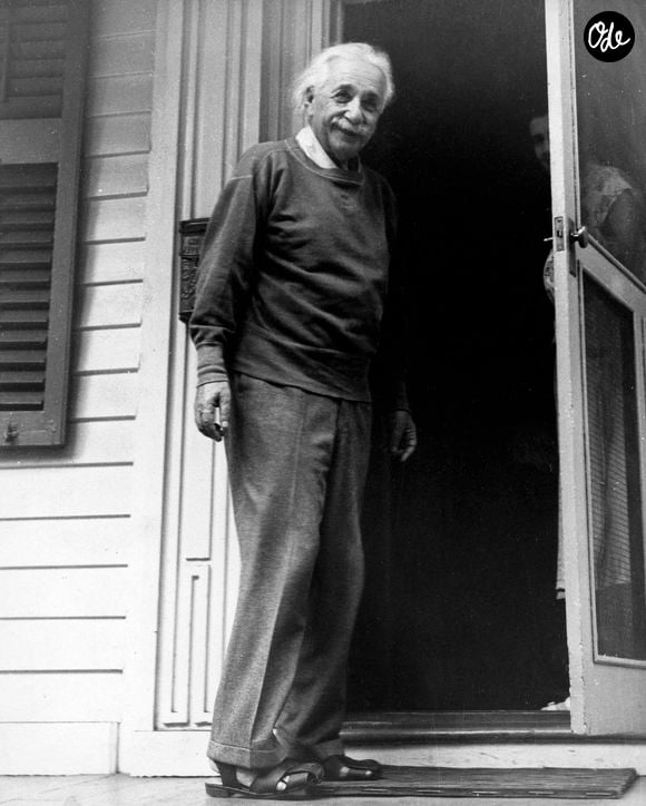 Le texte conclut sur l’importance de la curiosité, du lien social et du bien-être dans l’épanouissement personnel.

15 sept. 1950 - Princeton, NJ, USA - Le physicien Albert Einstein à la porte de sa maison à Princeton, New Jersey. Le professeur Einstein dit au revoir au photographe et disparaît à nouveau dans sa confortable maison. Sa tenue préférée est un coupe-vent et des sandales.  (Crédit photo : © KEYSTONE Pictures USA)