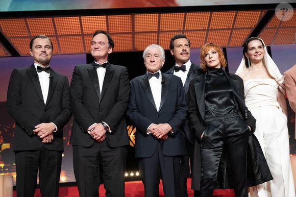 Leonardo DiCaprio, Quentin Tarantino, Robert De Niro, Laurent Lafitte, Mylène Farmer et Juliette Binoche, présidente du jury, sont présents sur scène lors de la cérémonie d'ouverture du 78e Festival de Cannes au Palais des festivals le 13 mai 2025 à Cannes, France.  Photo by David NIVIERE/ABACAPRESS.COM