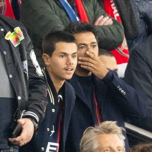 Jamel Debbouze et son fils Léon Debbouze - Célébrités dans les tribunes lors du match retour de la Ligue Des Champions 2024-2025 (LDC) "PSG - Arsenal" (2-1) au Parc des Princes à Paris le 7 mai 2025. © Cyril Moreau/Bestimage