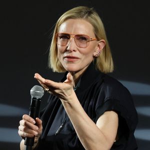 Durant l’année académique 2026-2027, ce sera en tant qu’enseignante qu’elle brillera au St Catherine’s College de l’université d’Oxford. 

Masterclass de Cate Blanchett au Palais des Festivals lors du 79ème Festival International du Film de Cannes. Le 17 mai 2026
© Isabelle Vauthier / Pool / Bestimage