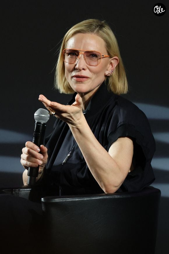 Durant l’année académique 2026-2027, ce sera en tant qu’enseignante qu’elle brillera au St Catherine’s College de l’université d’Oxford. 

Masterclass de Cate Blanchett au Palais des Festivals lors du 79ème Festival International du Film de Cannes. Le 17 mai 2026
© Isabelle Vauthier / Pool / Bestimage