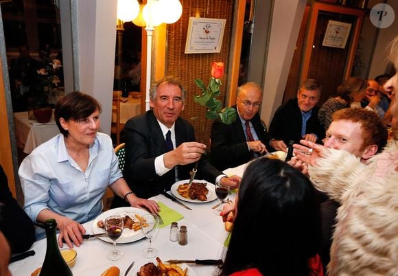 Président du Parti du Centre (MoDem) et candidat à la mairie de Pau, François Bayrou célèbre avec sa femme Elisabeth après avoir remporté le vote à l'issue du second tour des élections municipales françaises, à Pau, dans le sud-ouest de la France, le 30 mars 2014. Photo by Patrick Bernard/ABACAPRESS.COM