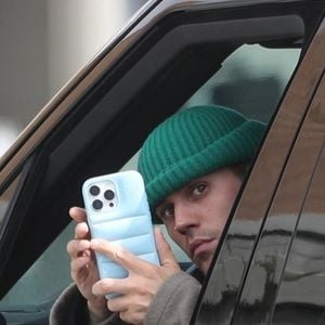 Los Angeles, CA - EXCLUSIF - Justin Bieber a été vu en train de conduire pendant qu'il était sur Instagram Live, tenant son téléphone pendant le trajet. Dans une autre voiture, son garde du corps a été aperçu en train d'appeler la police sur des photographes qui se trouvaient à proximité, gérant le moment de tension alors qu'ils suivaient de près.



Sur la photo : Justin Bieber