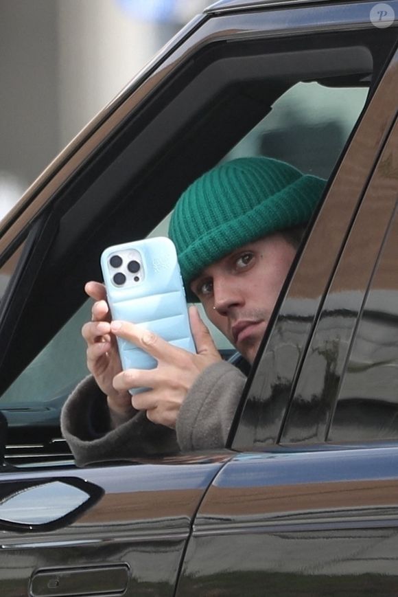 Los Angeles, CA - EXCLUSIF - Justin Bieber a été vu en train de conduire pendant qu'il était sur Instagram Live, tenant son téléphone pendant le trajet. Dans une autre voiture, son garde du corps a été aperçu en train d'appeler la police sur des photographes qui se trouvaient à proximité, gérant le moment de tension alors qu'ils suivaient de près.



Sur la photo : Justin Bieber
