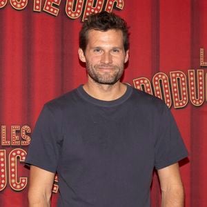 Un petit oasis loin du brouhaha parisien, où il profite du soleil et d'une piscine idyllique !

Alexis Michalik au photocall de la générale de la comédie musicale "Les Producteurs" d'Alexis Michalik au théâtre de Paris, France, le 8 octobre 2025. 
© Vincenzo Arnone/Bestimage