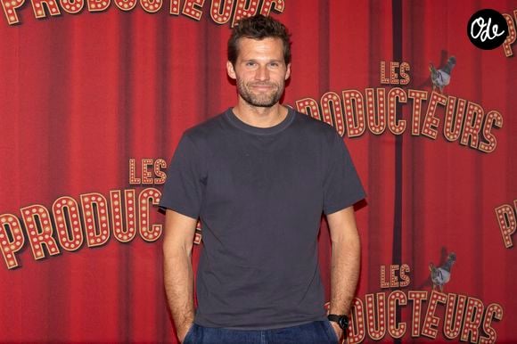 Un petit oasis loin du brouhaha parisien, où il profite du soleil et d'une piscine idyllique !

Alexis Michalik au photocall de la générale de la comédie musicale "Les Producteurs" d'Alexis Michalik au théâtre de Paris, France, le 8 octobre 2025. 
© Vincenzo Arnone/Bestimage