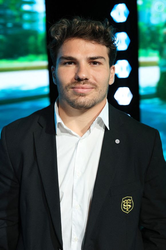 Exclusif - Antoine Dupont assiste à la Conférence de Presse sur le renouvellement du partenariat entre PEUGEOT et le STADE TOULOUSAIN à Paris, France le 02 octobre 2025. Photo by Jerome Domine/ABACAPRESS.COM