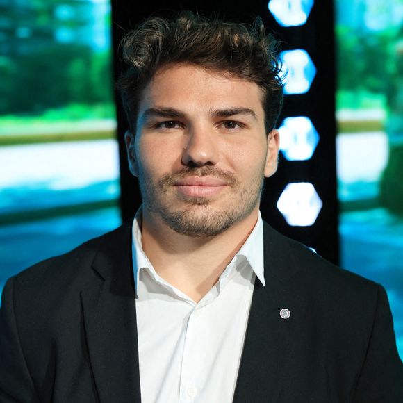 Exclusif - Antoine Dupont assiste à la Conférence de Presse sur le renouvellement du partenariat entre PEUGEOT et le STADE TOULOUSAIN à Paris, France le 02 octobre 2025. Photo by Jerome Domine/ABACAPRESS.COM
