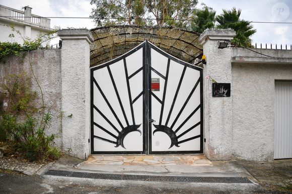 Annie Cordy - Les fans se recueillent devant sa maison, chemin du Séminaire à Vallauris en 2020 © Lionel Urman / Bestimage