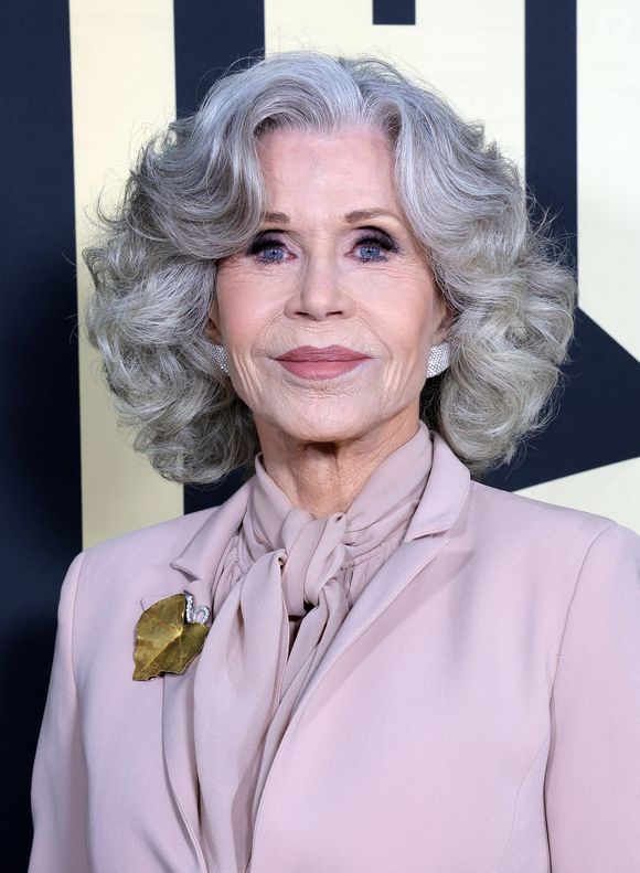 Habituée à parler ouvertement de l’âge et de la santé, elle assume pleinement ses choix.

Jane Fonda - Les célébrités au Gala "Homeboy Industries Lo Maximo Awards And Fundraising" à Los Angeles, le 29 mars 2025. Photo par Broadimage / Bestimage