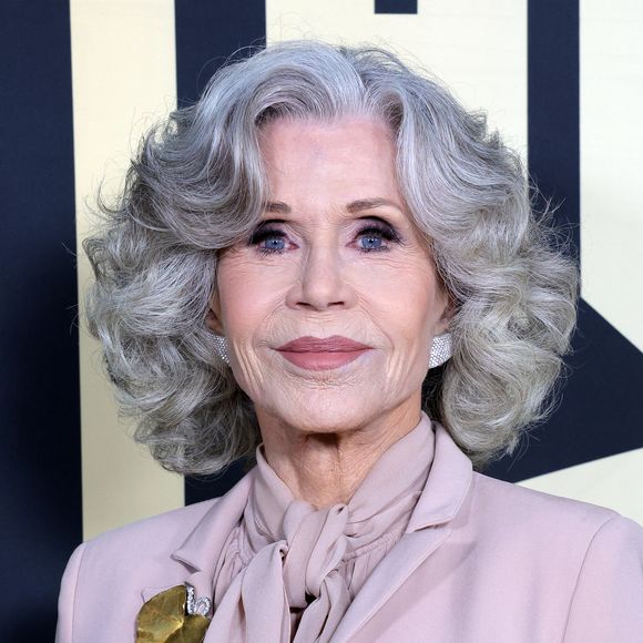 Habituée à parler ouvertement de l’âge et de la santé, elle assume pleinement ses choix.

Jane Fonda - Les célébrités au Gala "Homeboy Industries Lo Maximo Awards And Fundraising" à Los Angeles, le 29 mars 2025. Photo par Broadimage / Bestimage