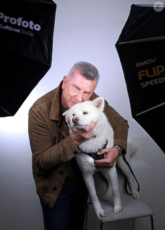 Exclusif - Portrait de Pascal Bataille et son chien lors de l'enregistrement de l'émission "Chez Jordan de Luxe" à Paris. Le 11 décembre 2024
© Cédric Perrin / Bestimage