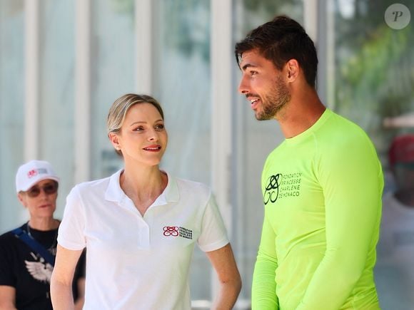 Un rugbyman de 26 ans, Antoine Zeghdar, a aussi attiré les regards parmi les ambassadeurs présents.

La princesse Charlène de Monaco et Antoine Zeghdar lors de la journée "Water Safety Day, pour la prévention de la noyade" sur la plage du Larvotto de Monaco, le 17 juin 2025. Cet événement est organisé par sa Fondation, le Centre de Sauvetage Aquatique de Monaco (CSAM) en partenariat avec la Croix-Rouge monégasque. © Claudia Albuquerque/Bestimage