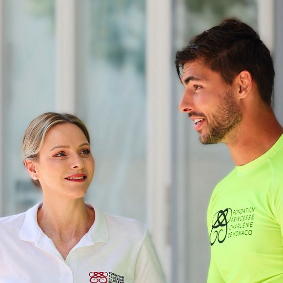 Un rugbyman de 26 ans, Antoine Zeghdar, a aussi attiré les regards parmi les ambassadeurs présents.

La princesse Charlène de Monaco et Antoine Zeghdar lors de la journée "Water Safety Day, pour la prévention de la noyade" sur la plage du Larvotto de Monaco, le 17 juin 2025. Cet événement est organisé par sa Fondation, le Centre de Sauvetage Aquatique de Monaco (CSAM) en partenariat avec la Croix-Rouge monégasque. © Claudia Albuquerque/Bestimage
