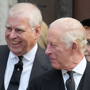 Le roi Charles III d'Angleterre, le prince Andrew, Duc d'York - Sorties des obsèques de son Altesse Royale la duchesse de Kent en la cathédrale de Westminster à Londres, le 16 septembre 2025. © Julien Burton / Bestimage