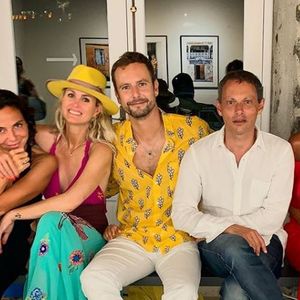 Laeticia Hallyday pose avec Sandra Sisley, Marc-Olivier Fogiel, son mari François Roelants et Liliane Jossua à Saint-Barthélemy le 19 juillet 2019. Instagram