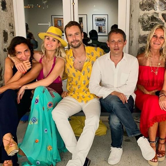 Laeticia Hallyday pose avec Sandra Sisley, Marc-Olivier Fogiel, son mari François Roelants et Liliane Jossua à Saint-Barthélemy le 19 juillet 2019. Instagram