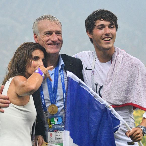 Le jeune homme a toujours soutenu son père

Le sélectionneur français Didier Deschamps célèbre sa victoire avec son fils Dylan et son épouse Claude après la victoire 4-2 de la France face à la Croatie en finale de la Coupe du monde de football 2018, au stade des Luzhniki à Moscou, en Russie, le 15 juillet 2018. Photo de Christian Liewig/ABACAPRESS.COM
