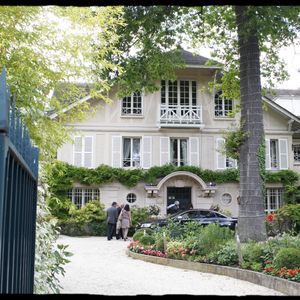 Le couple l’a achetée en 1999.

Johnny Hallyday se prépare à quitter sa maison de Marnes-la-Coquette - Concert gratuit de Johnny Hallyday au champs de Mars aux pieds de la Tour Eiffel pour le 14 juillet 2009, tournée "Tour 66"
ANGELI-BORDE-RINDOFF-GUIZARD / BESTIMAGE
