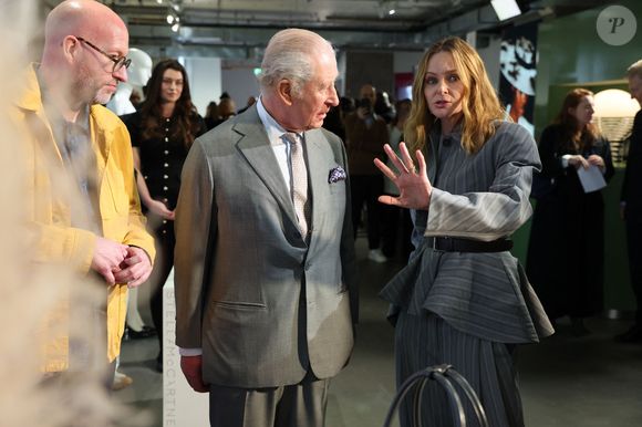 Le roi Charles III d'Angleterre, accompagné de Stella McCartney, visite une exposition célébrant l'innovation britannique durable lors de la Fashion Week à Londres, quelques heures après l'arrestation de son frère, A.Mountbatten-Windsor, le 19 février 2026.
PA Photo/ Bestimage