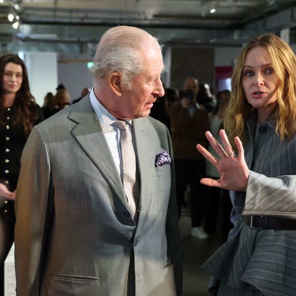 Le roi Charles III d'Angleterre, accompagné de Stella McCartney, visite une exposition célébrant l'innovation britannique durable lors de la Fashion Week à Londres, quelques heures après l'arrestation de son frère, A.Mountbatten-Windsor, le 19 février 2026.
PA Photo/ Bestimage