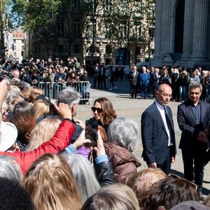 Laura Smet - Sorties des obsèques de Nathalie Baye en l'église Saint-Sulpice à Paris le 24 avril 2026. © Lionel Urman / Bestimage