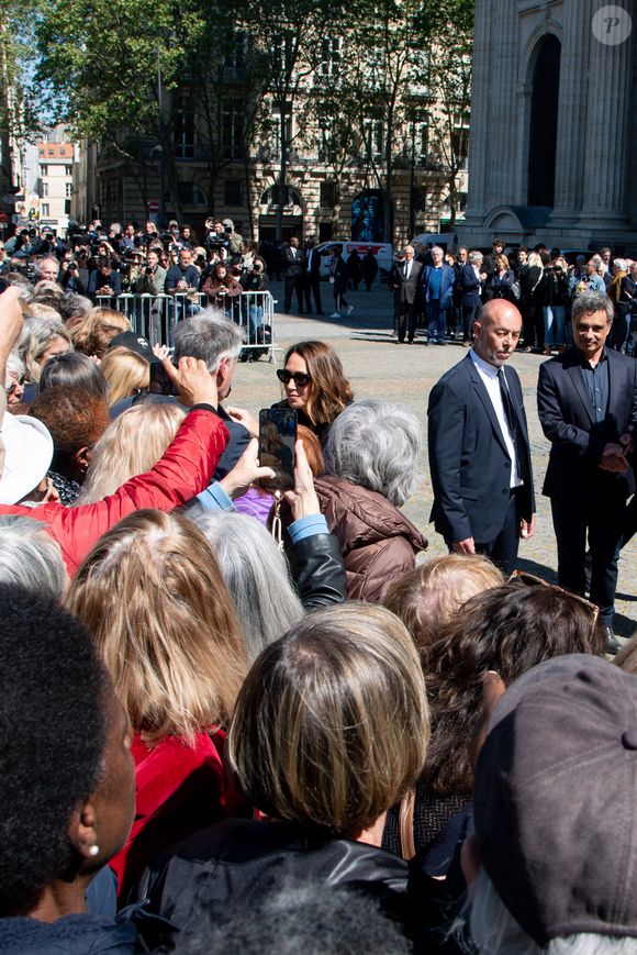 Laura Smet - Sorties des obsèques de Nathalie Baye en l'église Saint-Sulpice à Paris le 24 avril 2026. © Lionel Urman / Bestimage