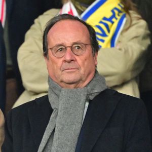 François Hollande a annoncé qu’il n’assisterait pas aux obsèques. Il s’est exprimé à ce sujet lors d’une interview sur France Info.
François Hollande - Célébrités dans les tribunes du match de qualification de la Coupe du monde 2026 entre la France contre l'Ukraine (4-0) au Parc des Princes à Paris le 13 novembre 2025. © Christian Liewig / Bestimage