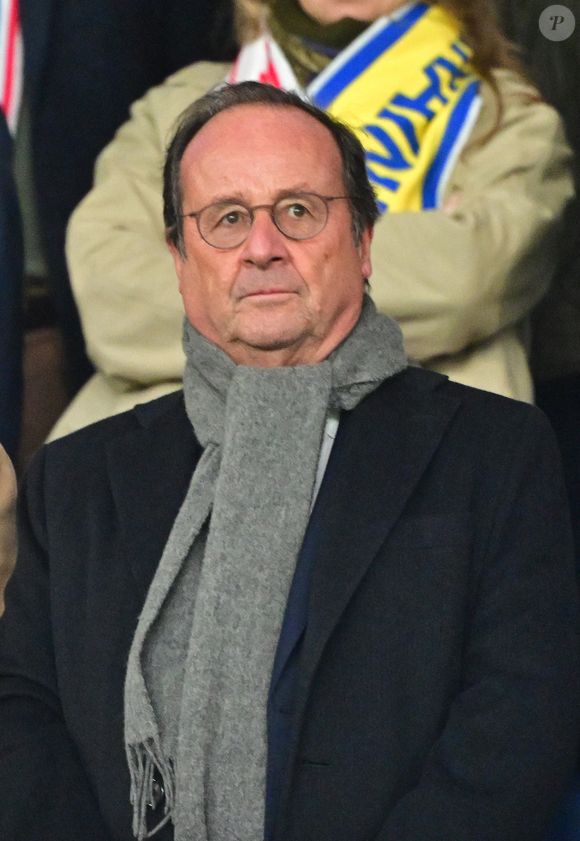 François Hollande a annoncé qu’il n’assisterait pas aux obsèques. Il s’est exprimé à ce sujet lors d’une interview sur France Info.

François Hollande - Célébrités dans les tribunes du match de qualification de la Coupe du monde 2026 entre la France contre l'Ukraine (4-0) au Parc des Princes à Paris le 13 novembre 2025. © Christian Liewig / Bestimage