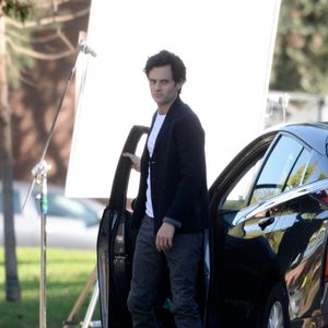Les deux personnalités sont aujourd'hui les parents de trois enfants, sans compter le fils de la chanteuse issu d'une première union.

Exclusif - Penn Badgley pendant le tournage de la saison 3 de la série "You" à Los Angeles, Californie, Etats-Unis, le 24 février 2021.