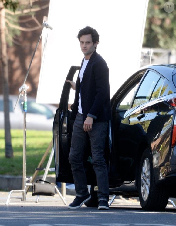 Les deux personnalités sont aujourd'hui les parents de trois enfants, sans compter le fils de la chanteuse issu d'une première union.

Exclusif - Penn Badgley pendant le tournage de la saison 3 de la série "You" à Los Angeles, Californie, Etats-Unis, le 24 février 2021.