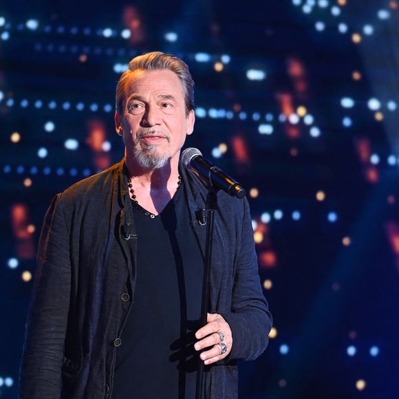 Le chanteur a toutefois décidé de ne pas en assurer la promotion.

Florent Pagny lors de l'enregistrement de l'émission "Vivement dimanche" au studio Rive gauche, présentée par M.Drucker, diffusée sur France 3 le 21 juin 2026, à Paris, France, le 20 mai 2026.

© Guillaume Gaffiot/Bestimage