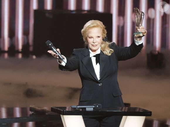 La star place simplement des bigoudis sur cheveux secs avant de les humidifier avec un brumisateur.

Sylvie Vartan - Cérémonie de la 40ème édition des Victoires de la Musique à la Seine Musicale à Boulogne-Billancourt, France, le 14 février 2025. © Coadic Guirec/Bestimage