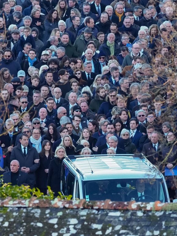 Marine Le Pen, ses soeurs Marie Caroline et Yann, Mathilde Chauffroy et son mari Matthieu Parent, Nolwenn Olivier, Jany Le Pen, Pierriette Le Pen et son petit fils et les autres membre du clan Le Pen - Le clan Le Pen se rend au cimetière de la Trinité-sur-Mer après les obsèques de Jean-Marie Le Pen en l'église Saint-Joseph le 11 janvier 2025.